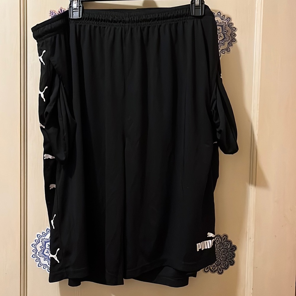 Gently loved men black athletic Puma shorts Size XXL smoke free